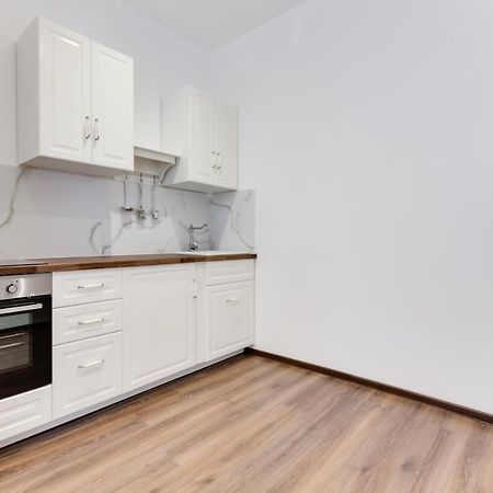 Free Days Luxury Apartment Praha Bagian luar foto