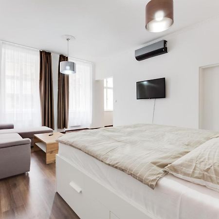 Free Days Luxury Apartment Praha Bagian luar foto