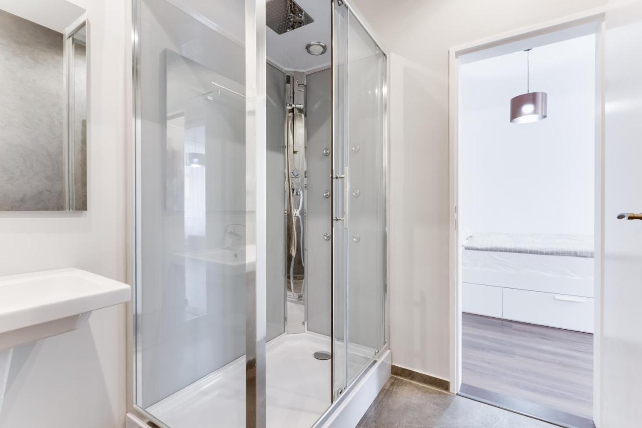 Free Days Luxury Apartment Praha Bagian luar foto