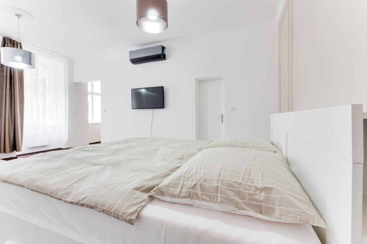 Free Days Luxury Apartment Praha Bagian luar foto