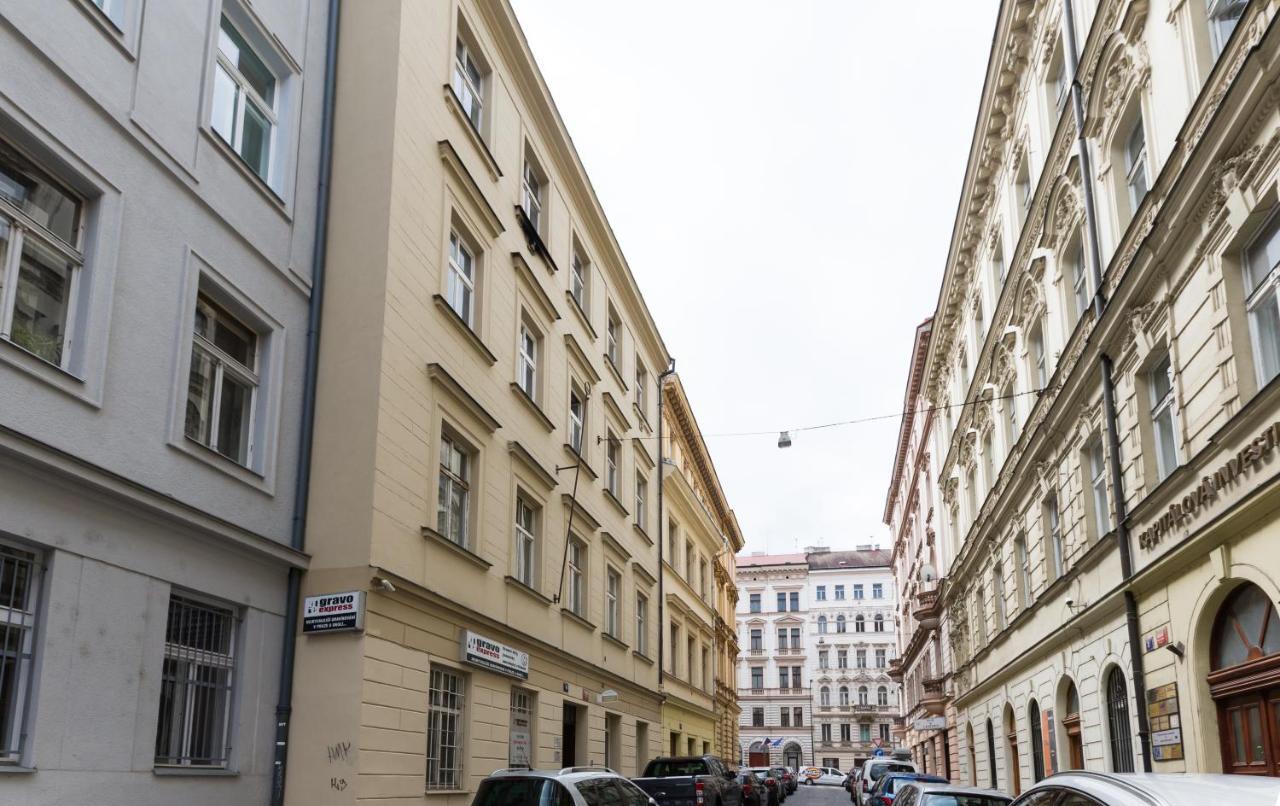 Free Days Luxury Apartment Praha Bagian luar foto